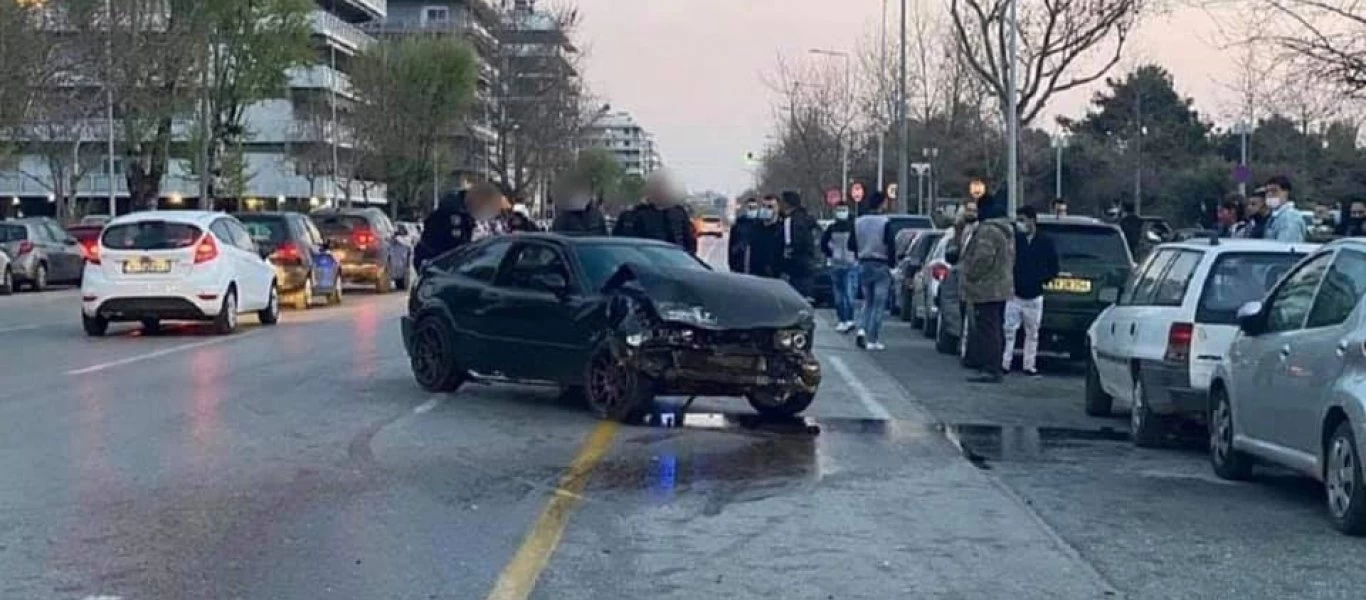 Θεσσαλονίκη: ΙΧ έπεσε με φόρα πάνω σε σταθμευμένα οχήματα (βίντεο) - (φωτό)